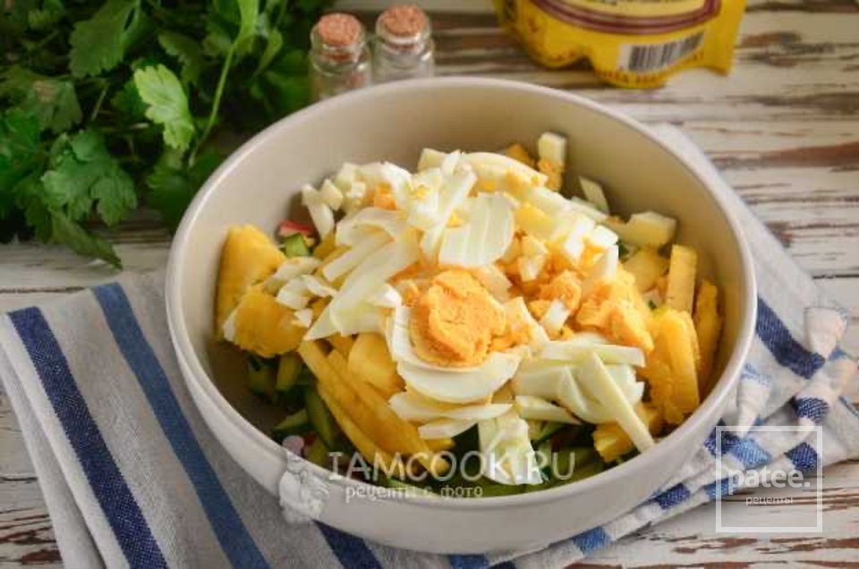 Салат с крабовыми палочками, свежим ананасом, яйцами и огурцом 🥗 - Шаг 6