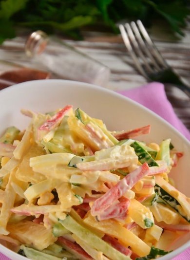 Салат с крабовыми палочками, свежим ананасом, яйцами и огурцом 🥗 - Шаг 7