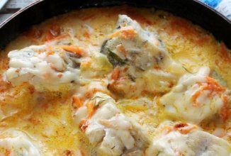 Минтай тушеный с морковью и луком в сметане 🐟