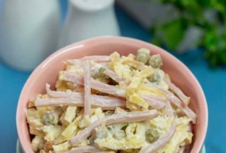 Салат с омлетом, ветчиной и зеленым горошком 🥗