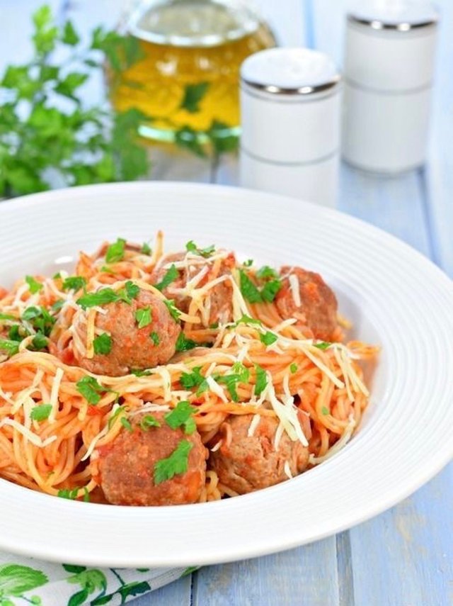 Спагетти с фрикадельками в томатном соусе 🍝