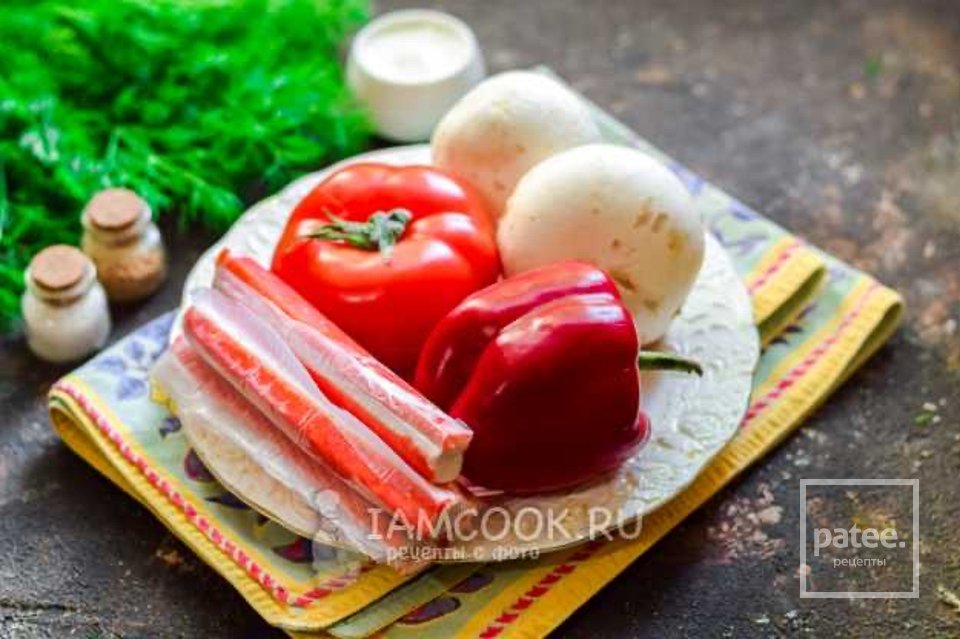 Салат с крабовыми палочками, грибами и болгарским перцем 🥗 - Шаг 1