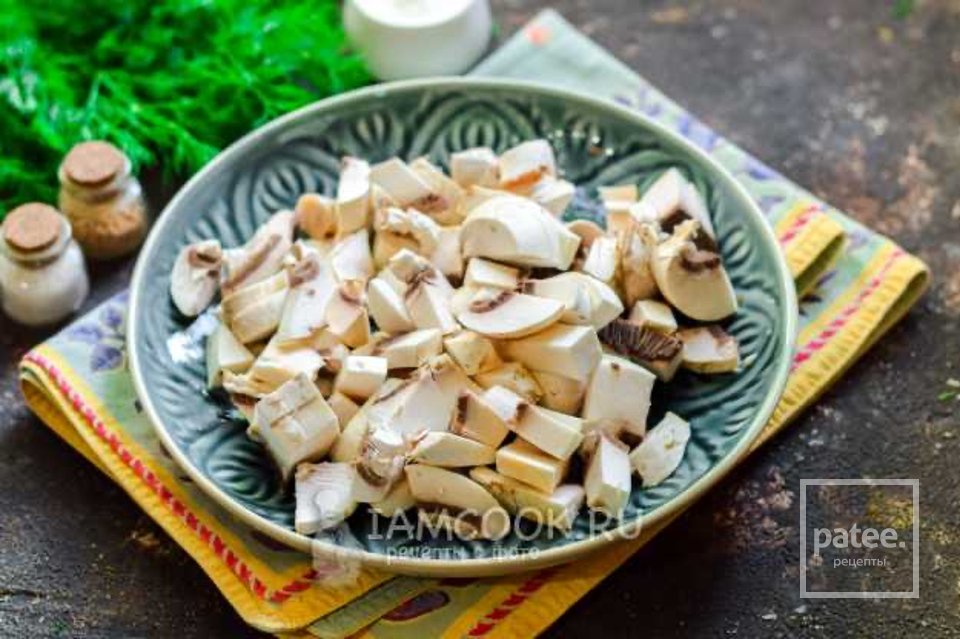 Салат с крабовыми палочками, грибами и болгарским перцем 🥗 - Шаг 2