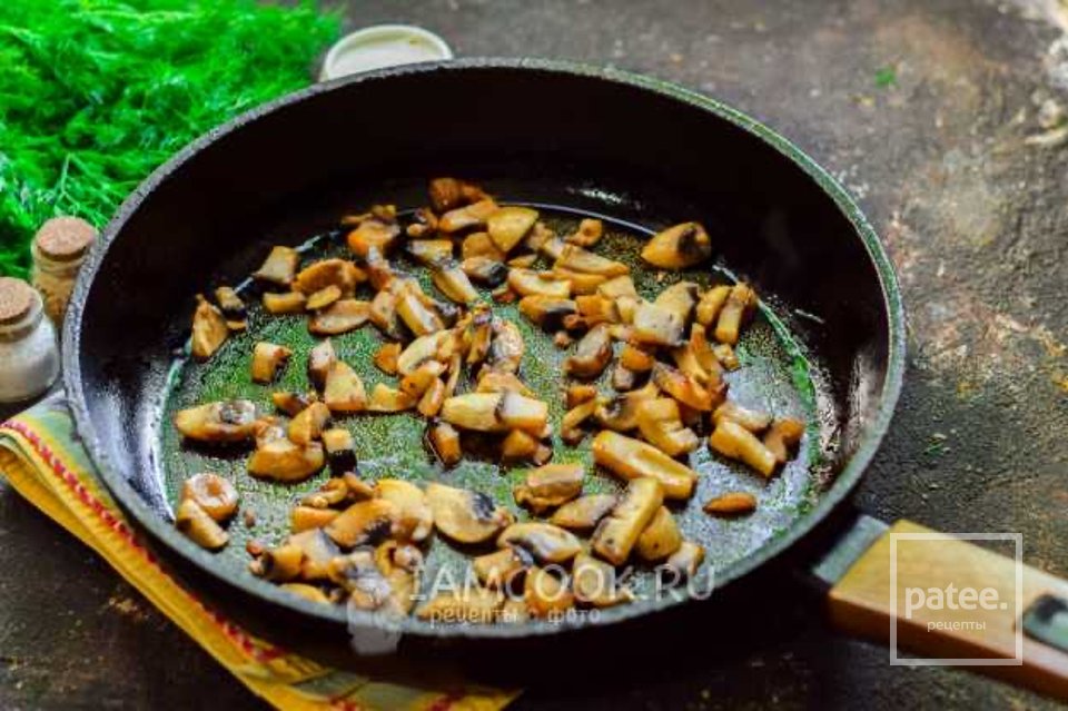Салат с крабовыми палочками, грибами и болгарским перцем 🥗 - Шаг 3