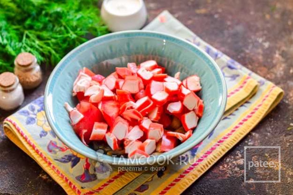 Салат с крабовыми палочками, грибами и болгарским перцем 🥗 - Шаг 5