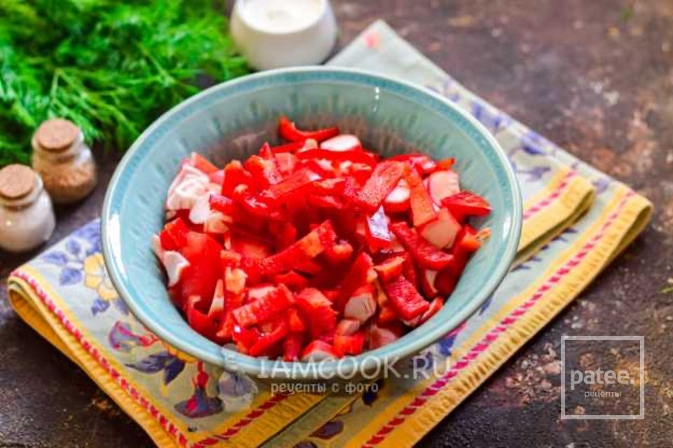 Салат с крабовыми палочками, грибами и болгарским перцем 🥗 - Шаг 6