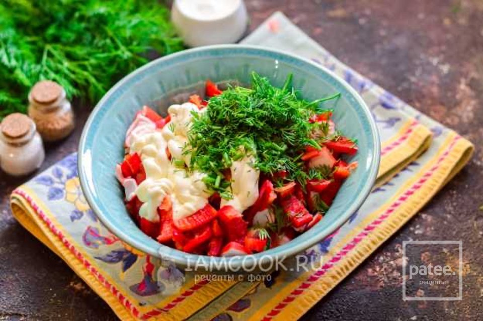 Салат с крабовыми палочками, грибами и болгарским перцем 🥗 - Шаг 7