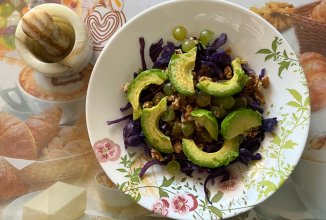 Салат с красной капустой и авокадо