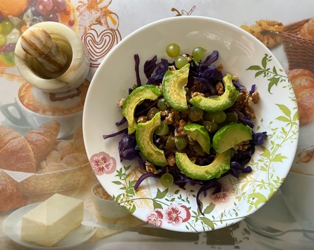 Салат с красной капустой и авокадо