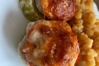 Кабачки с куриным фаршем и горошницей