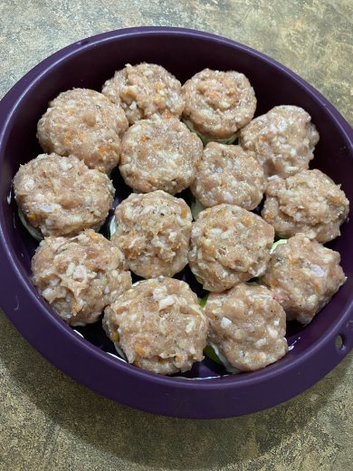 Кабачки с куриным фаршем и горошницей - Шаг 1