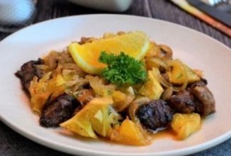 Салат с куриной печенью и апельсинами.