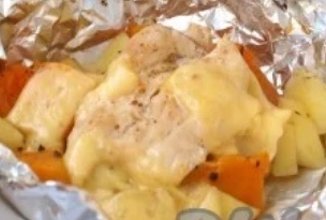Куриное филе замеченное с тыквой и картофелем.