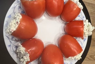 Фаршированные помидоры по Дюкану с перцем чили, сельдереем и мятой