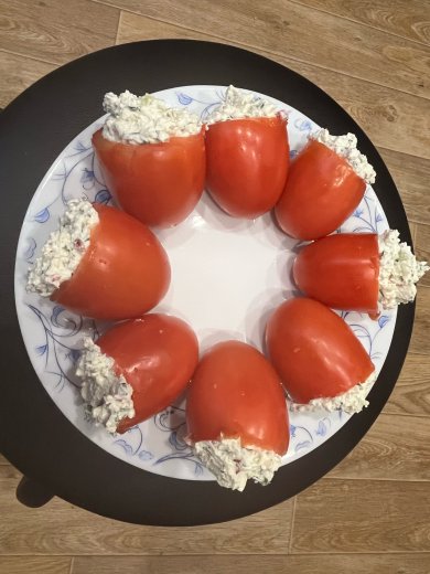 Фаршированные помидоры по Дюкану с перцем чили, сельдереем и мятой