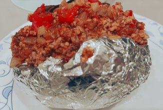 Печёный картофель с мясным соусом