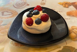 Павлова со взбитыми сливками