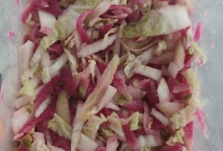 Салат из пекинской капусты, редьки и лука