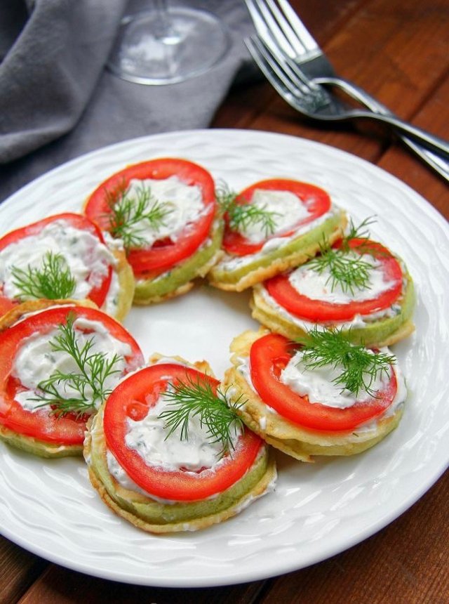 Кабачки в кляре с помидорами и чесноком 👍🏼