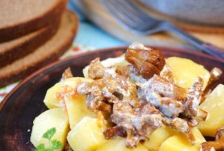 Тушеные лисички с картошкой в сметане 🍄