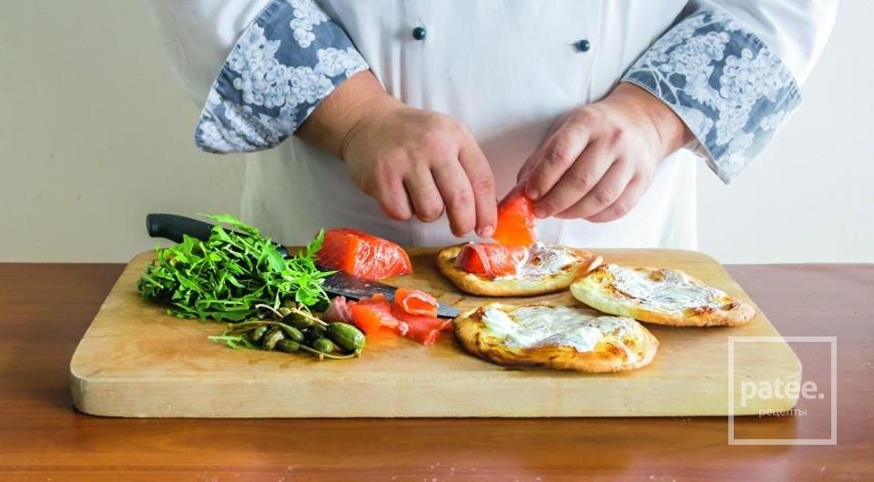 Пиццетты с лососем и сметаной 🍕 - Шаг 6