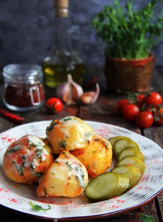 Вареная картошка, обжаренная на сковороде с сыром 🥔