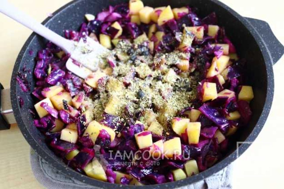 Тушеная картошка с красной капустой 🥔 - Шаг 6
