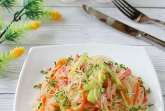 Салат с фунчозой и колбасой (с огурцами) 🥗