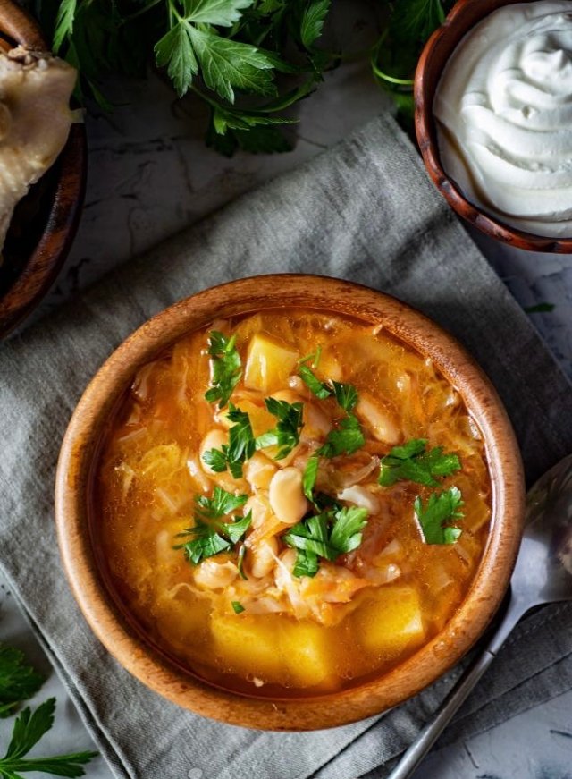 Щи с консервированной фасолью и свежей капустой 🍲