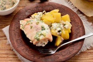 Курица с картошкой в сметанном соусе в духовке 🍗