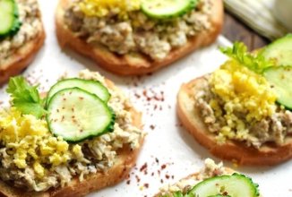 Гренки с сайрой, сыром и огурцом 🥪