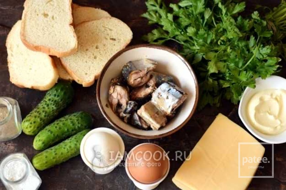 Гренки с сайрой, сыром и огурцом 🥪 - Шаг 1