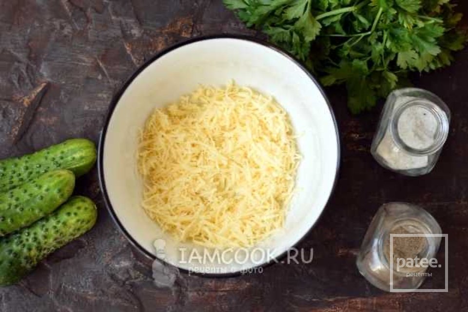 Гренки с сайрой, сыром и огурцом 🥪 - Шаг 3