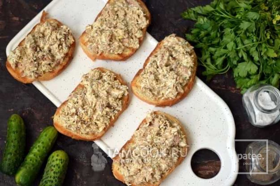 Гренки с сайрой, сыром и огурцом 🥪 - Шаг 6