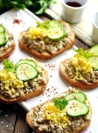 Гренки с сайрой, сыром и огурцом 🥪 - Шаг 7