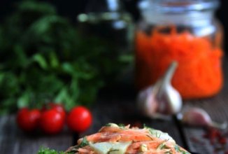 Салат с кальмарами, корейской морковью и яйцом 🥗