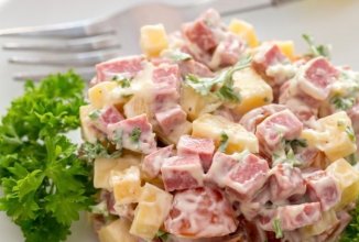 Салат с колбасой, сыром и помидорами 🥗