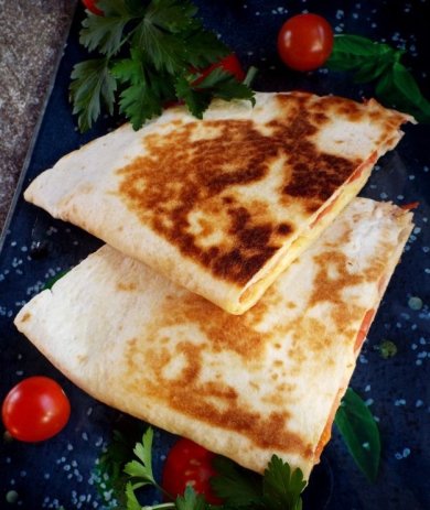 Тортилья с начинкой на сковороде (с яйцом, сыром и помидорами)👍🏼 - Шаг 10