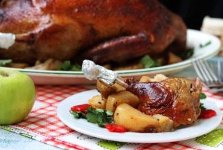 Утка с яблоками и картошкой в духовке