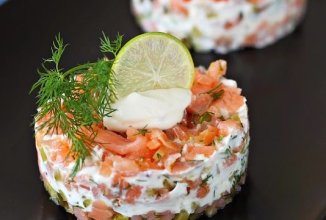 Салат из копчёного лосося с горчичным соусом 🥗