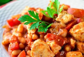 Куриное филе с фасолью в томатном соусе 🍗