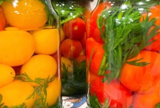 Маринованные томаты с морковной ботвой
