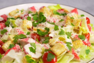 Салат Цезарь с крабовыми палочками