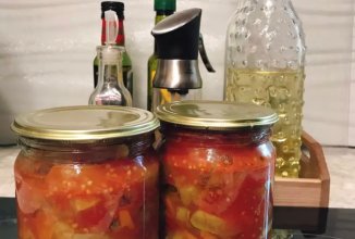 Жареные кабачки с овощами в томате