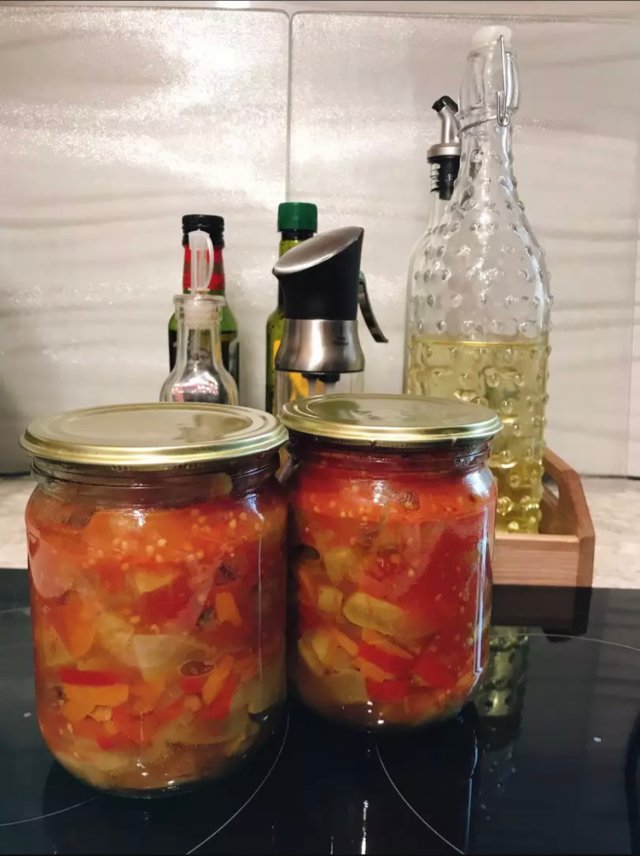 Жареные кабачки с овощами в томате