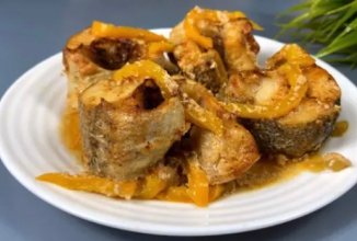 Минтай с овощами, запеченный в духовке.