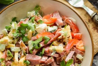 Салат с грецкими орехами и колбасой 🥗