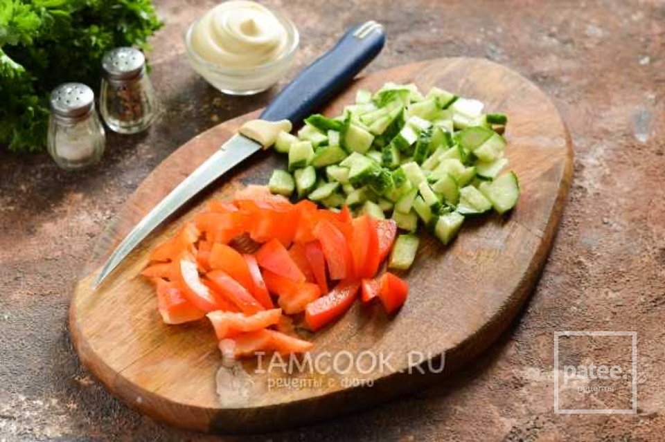 Салат с грецкими орехами и колбасой 🥗 - Шаг 3