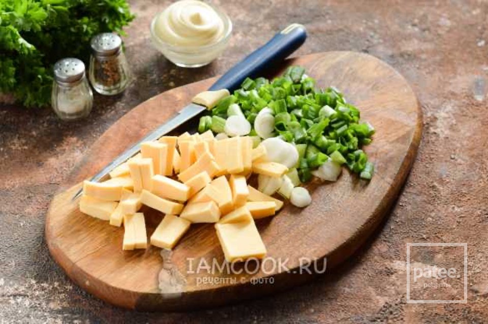 Салат с грецкими орехами и колбасой 🥗 - Шаг 4