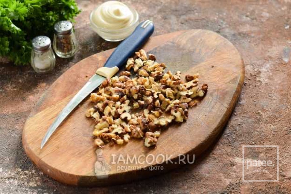 Салат с грецкими орехами и колбасой 🥗 - Шаг 5